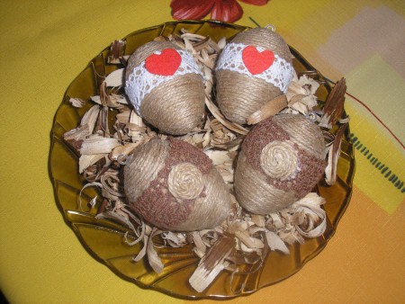 veľkonočné vajíčka "v prírodnom duchu", možnosť zavesenia - sada 2 ks s červeným srdiečkom 3,60 €, sada 2 ks s hnedou stužkou 3,60 € 